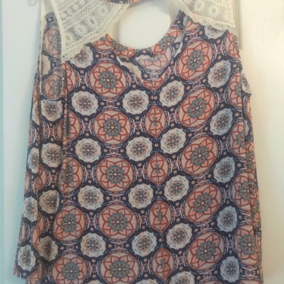 🌸 boho top with lace shoulders 🌸 - Picture 2 of 3